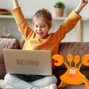 Enfant heureux avec un ordinateur et Hootop